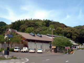 ほたる全景、右手に宿泊施設あり