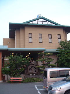 入口は奥手にあります