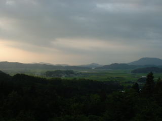 夕焼け間近の鳴滝看板より田んぼを望む〜